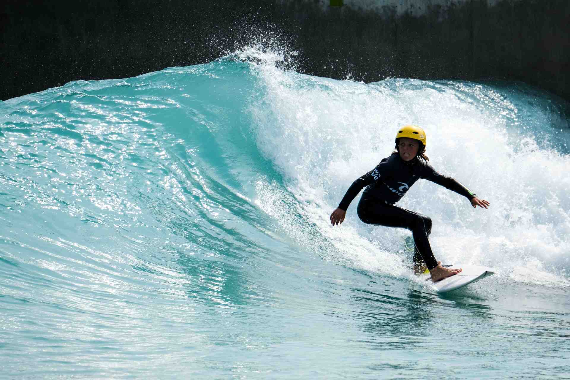 Do surfers wear helmets at Pipeline?
