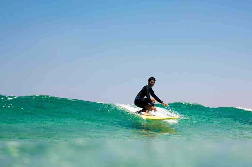 What should a beginner surfer wear?