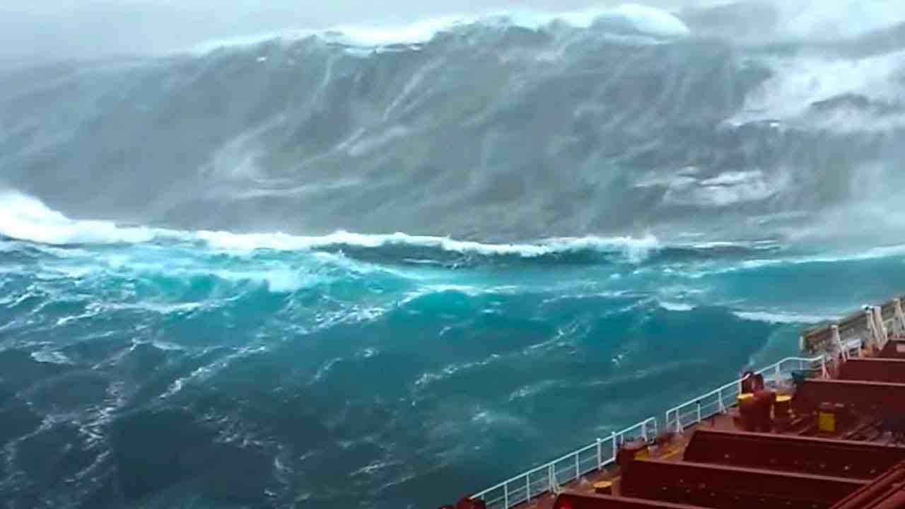 Are there huge waves in the middle of the ocean?