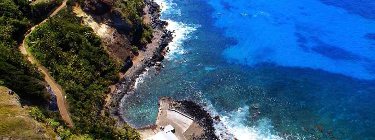 How do Pitcairn Islanders make a living?