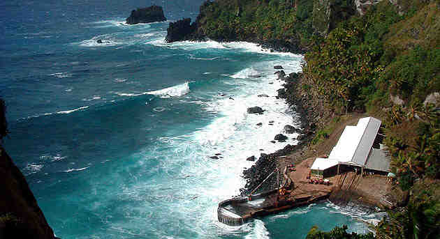 How do Pitcairn islanders make a living?
