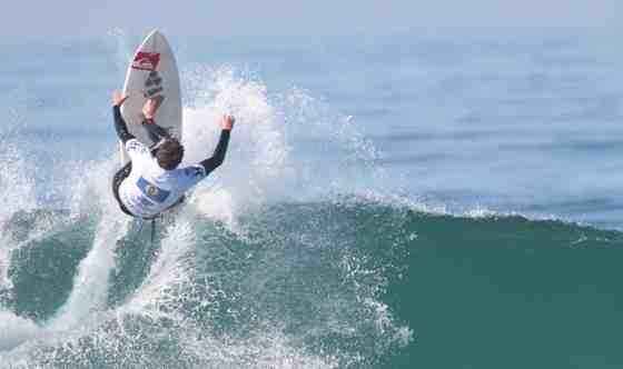 How much do professional surfers make a year?
