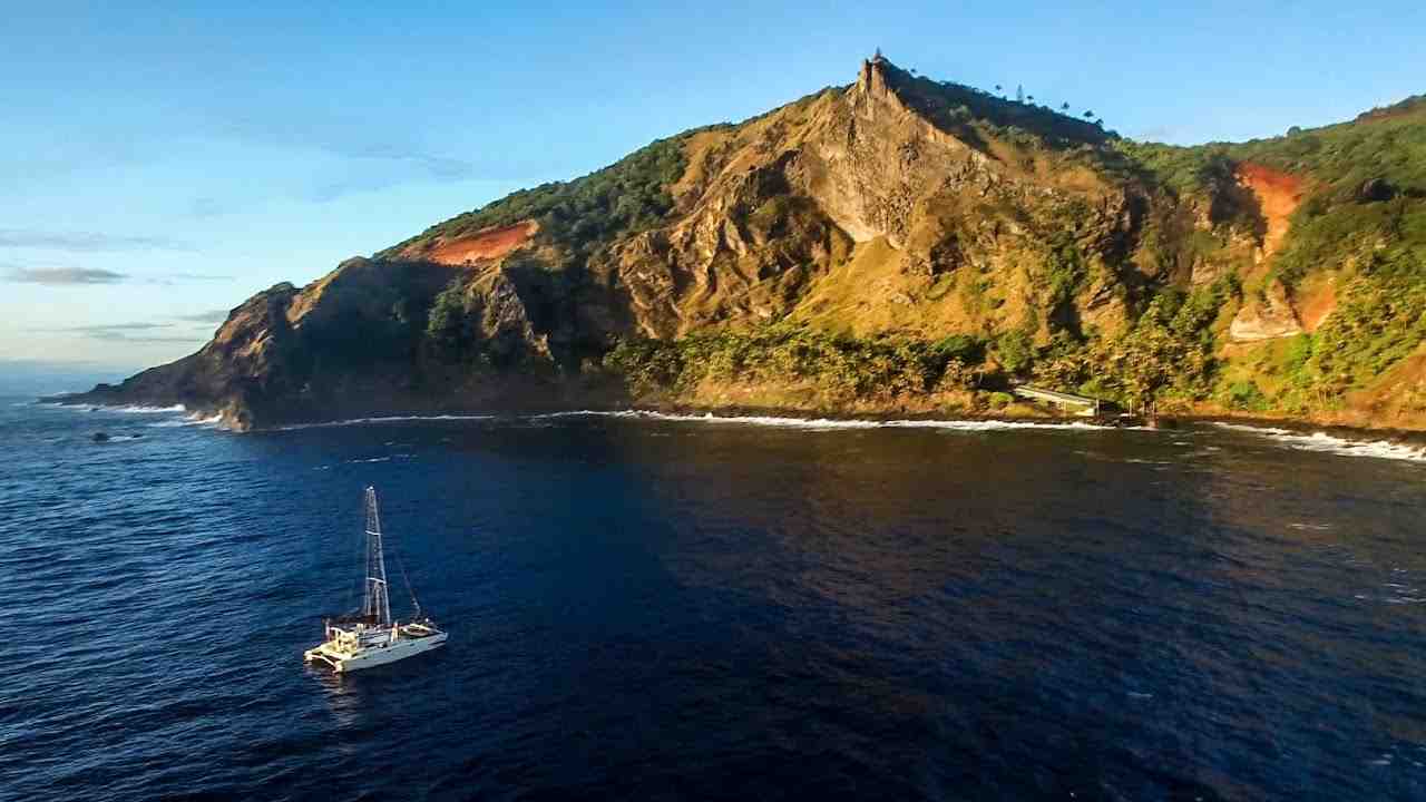 What happened to the mutineers on Pitcairn Island?
