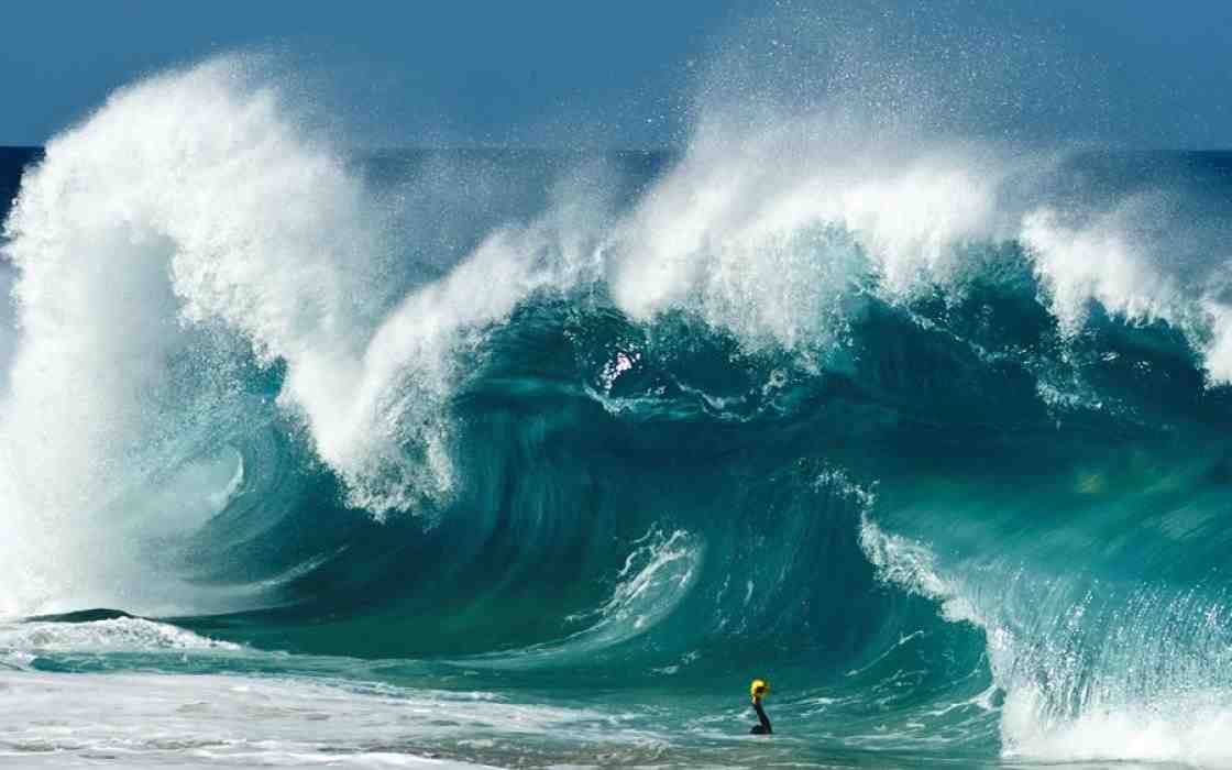 What month are the big waves in Hawaii?