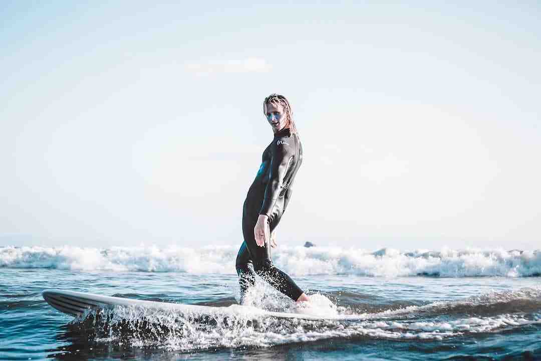Do surfers have broad shoulders?