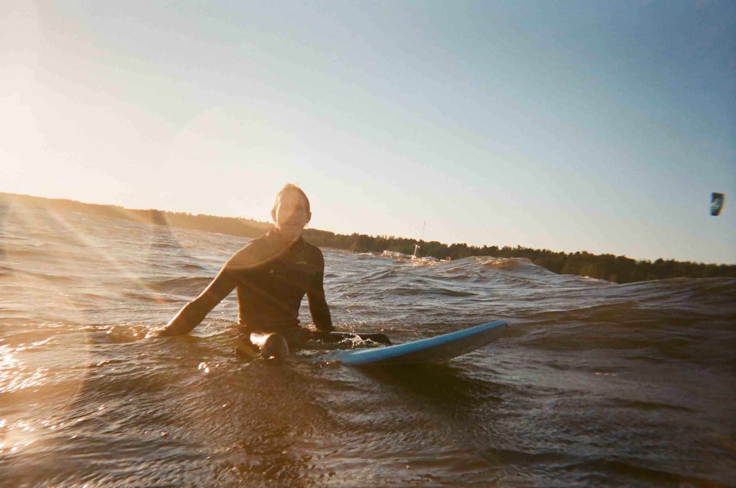 What are the mental benefits of surfing?