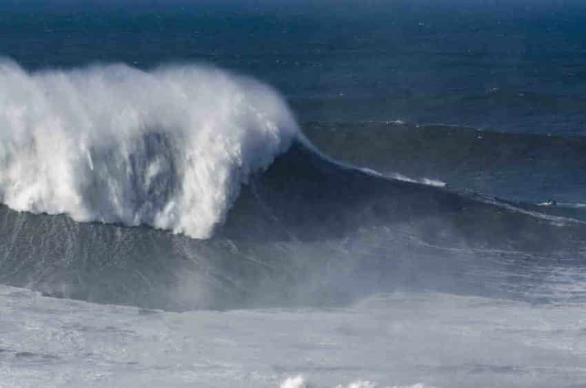 How big is the biggest wave in the world?