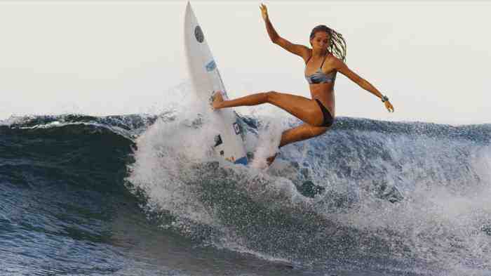 What happened to Brianna's hand on The Ultimate Surfer?